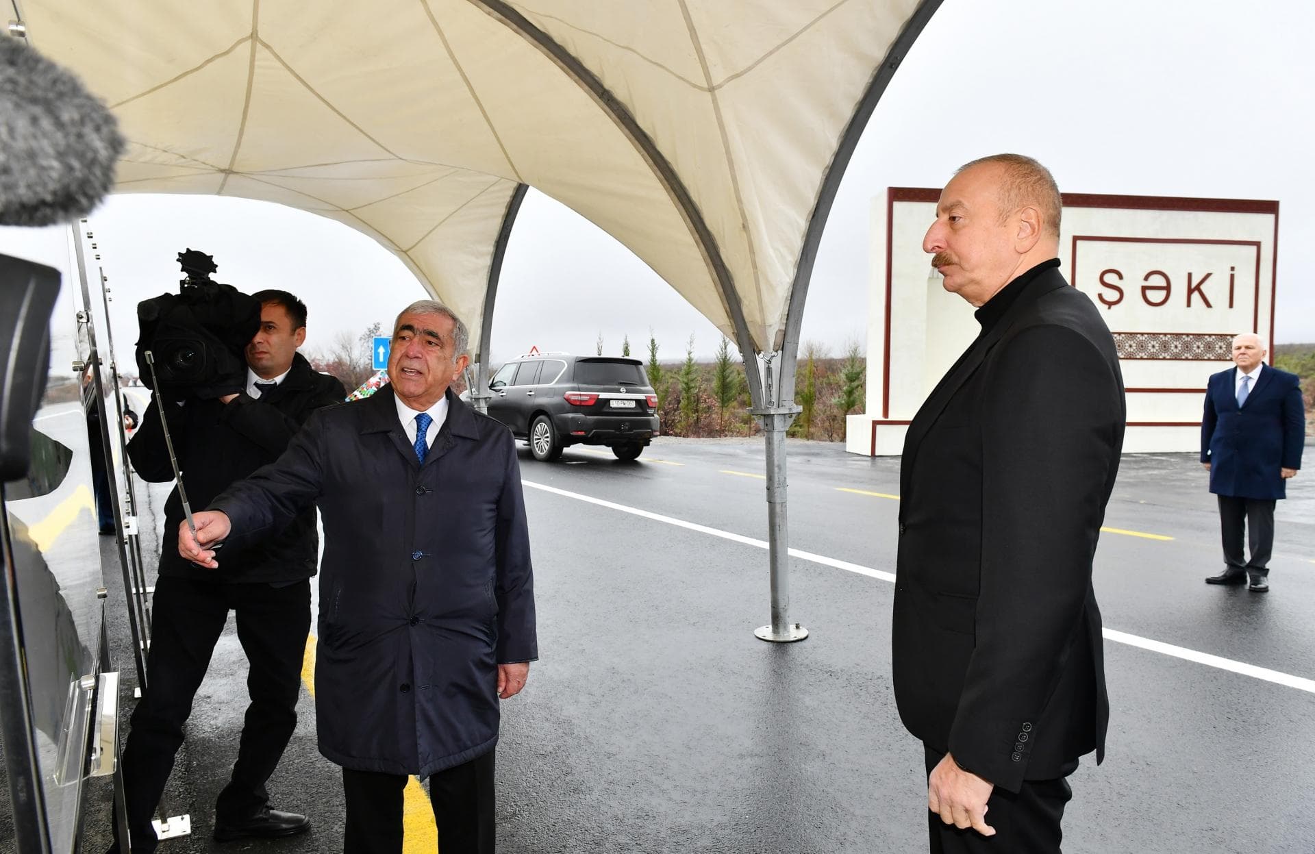 İlham Əliyev Oğuz-Şəki yolunun yenidənqurmadan sonra açılışında iştirak etdi İlham Əliyev Oğuz-Şəki yolunun yenidənqurmadan sonra açılışında iştirak etdi