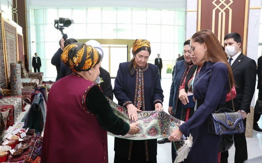 Mehriban Əliyeva Türkmənbaşıda sərgilərlə tanış oldu Mehriban Əliyeva Türkmənbaşıda sərgilərlə tanış oldu