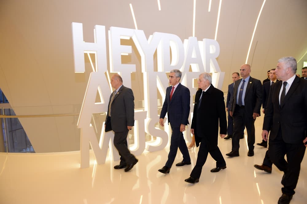 İraq Prezidenti Heydər Əliyev Mərkəzində – FOTO İraq Prezidenti Heydər Əliyev Mərkəzində – FOTO