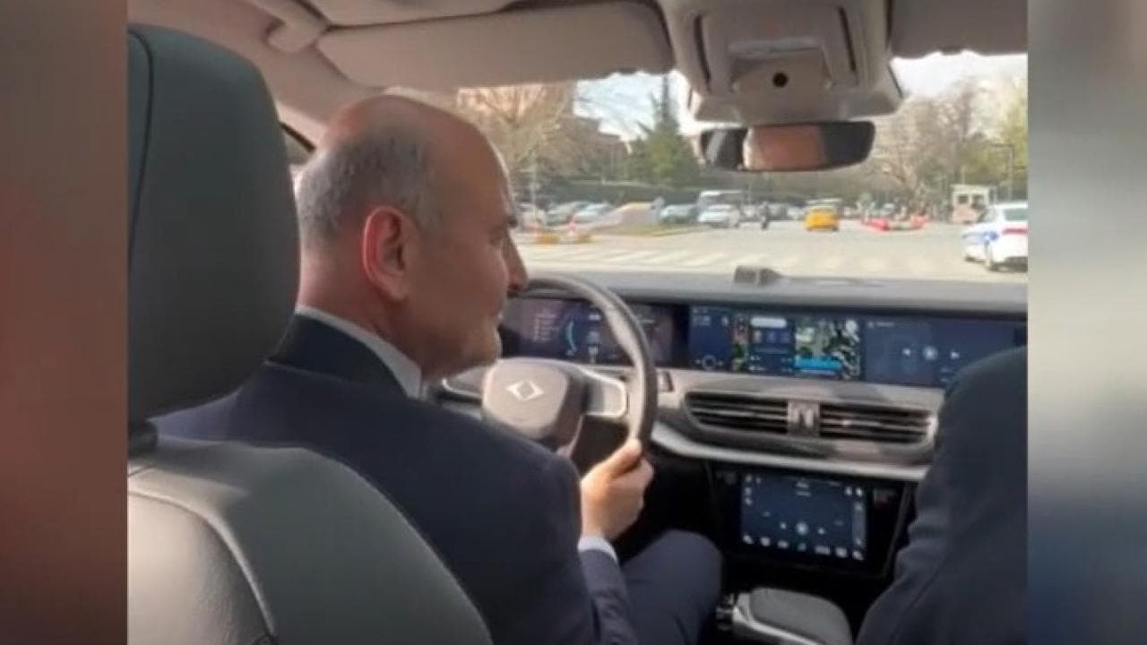 Nazir Soylu rəsmi avtomobili Togg ilə gəncləri gəzdirdi Nazir Soylu rəsmi avtomobili Togg ilə gəncləri gəzdirdi