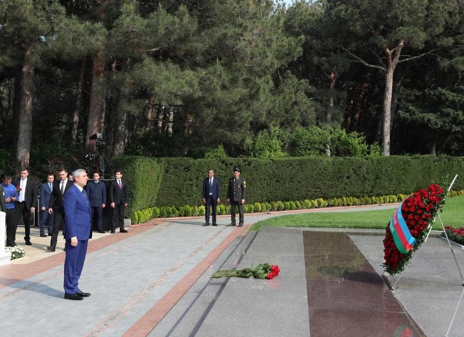 PA rəhbəri Heydər Əliyevin məzarını ziyarət etdi PA rəhbəri Heydər Əliyevin məzarını ziyarət etdi