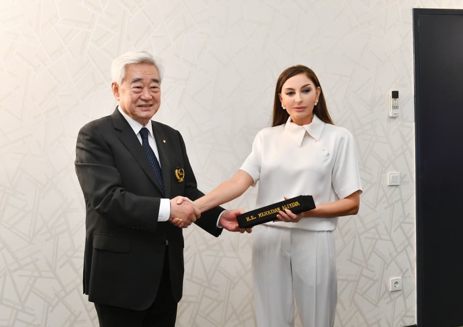 Mehriban Əliyevaya qara kəmər təqdim edildi – FOTO Mehriban Əliyevaya qara kəmər təqdim edildi – FOTO