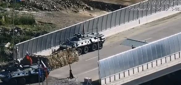 Rus sülhməramlısı Azərbaycan bayrağını yerə atdı – VİDEO Rus sülhməramlısı Azərbaycan bayrağını yerə atdı – VİDEO