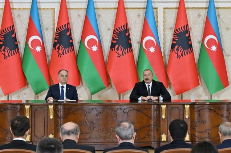 Prezidentlər mətbuata bəyanatlarla çıxış etdilər – FOTO Prezidentlər mətbuata bəyanatlarla çıxış etdilər – FOTO