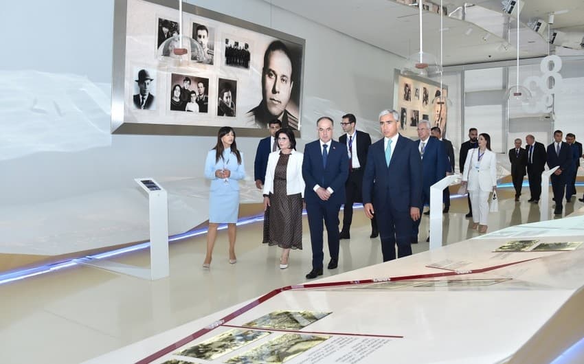 Albaniya Prezidenti və xanımı Heydər Əliyev Mərkəzində Albaniya Prezidenti və xanımı Heydər Əliyev Mərkəzində