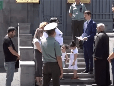 Ermənilər Rusiya səfirliyi qarşısında aksiya keçirdi Ermənilər Rusiya səfirliyi qarşısında aksiya keçirdi