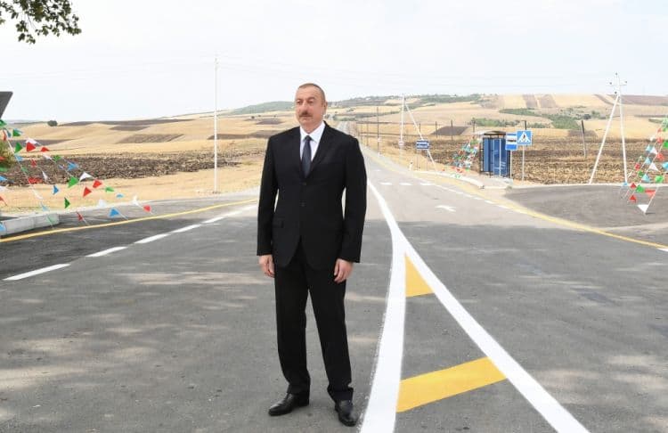 Prezident Füzulidə yol tikintisi ilə tanış oldu Prezident Füzulidə yol tikintisi ilə tanış oldu