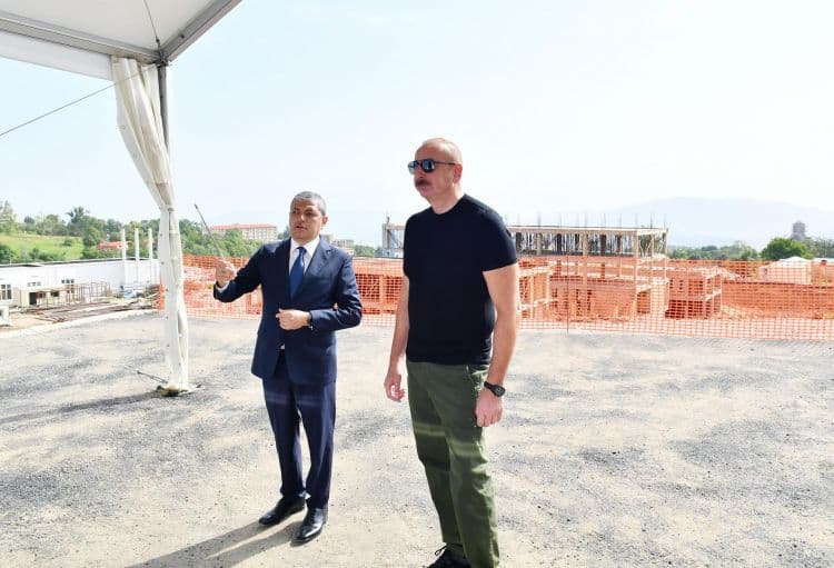 Prezident Şuşa xəstəxanasının tikintisi ilə tanış oldu – FOTOLAR Prezident Şuşa xəstəxanasının tikintisi ilə tanış oldu – FOTOLAR