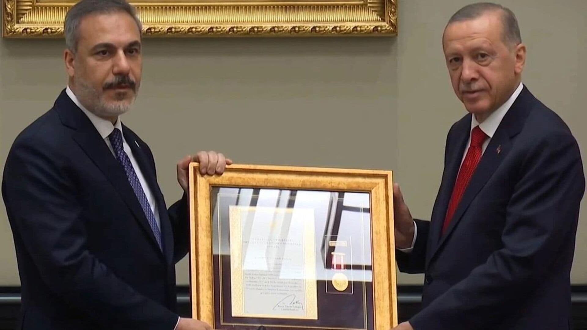 Ərdoğan Hakan Fidanı təltif etdi Ərdoğan Hakan Fidanı təltif etdi