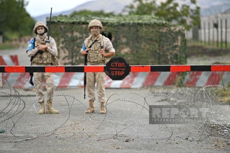 Rusiya sülhməramlıları Ağdam-Xankəndi yolunun üzərinə tikanlı məftillər qoyublar Rusiya sülhməramlıları Ağdam-Xankəndi yolunun üzərinə tikanlı məftillər qoyublar