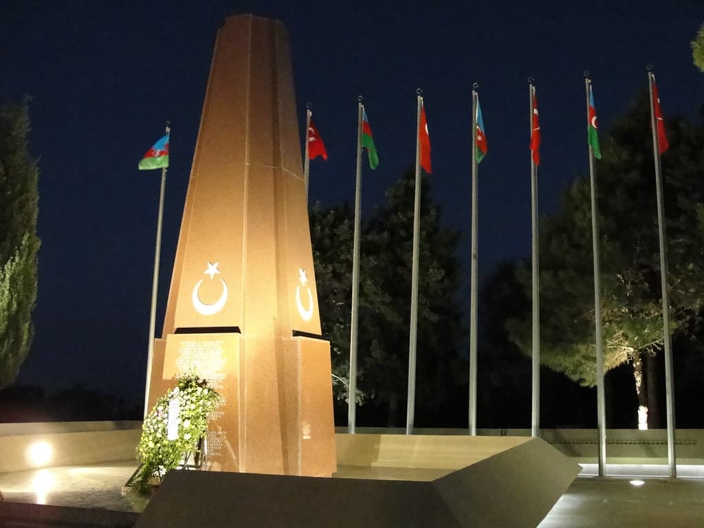 Bakıdakı Türk şəhidliyi ziyarət edildi Bakıdakı Türk şəhidliyi ziyarət edildi