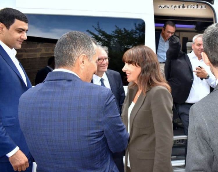 Deputatdan Paris merinə: “Sən kimsən ki, cəlladı azad etdirirsən?” Deputatdan Paris merinə: “Sən kimsən ki, cəlladı azad etdirirsən?”