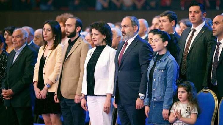 Paşinyan ailəsini İrəvandan QAÇIRDI Paşinyan ailəsini İrəvandan QAÇIRDI