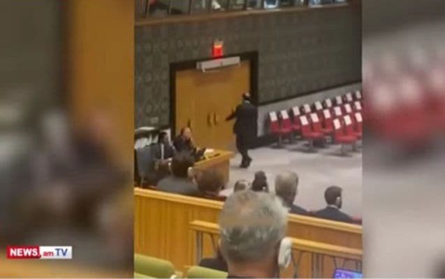 Bayramovun çıxışı zamanı Mirzoyan zalı tərk etdi – VİDEO Bayramovun çıxışı zamanı Mirzoyan zalı tərk etdi – VİDEO