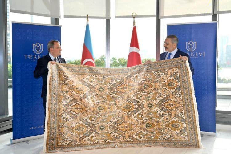 Ceyhun Bayramov Hakan Fidana Qarabağ xalçası hədiyyə etdi Ceyhun Bayramov Hakan Fidana Qarabağ xalçası hədiyyə etdi