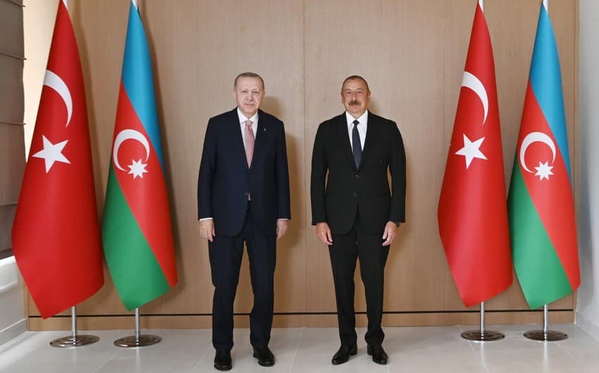 Prezident İlham Əliyev Rəcəb Tayyib Ərdoğanı Naxçıvan hava limanında qarşılayıb Prezident İlham Əliyev Rəcəb Tayyib Ərdoğanı Naxçıvan hava limanında qarşılayıb