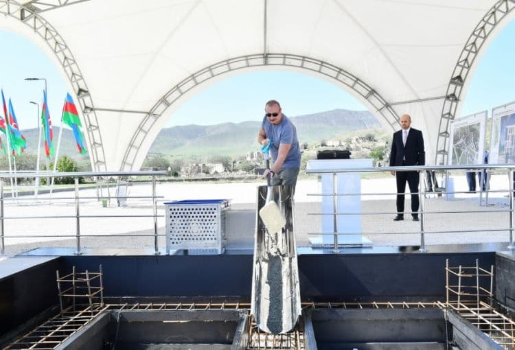 Prezident Zəngilanda üç yaşayış kompleksinin və uşaq bağçasının təməllərini qoydu Prezident Zəngilanda üç yaşayış kompleksinin və uşaq bağçasının təməllərini qoydu