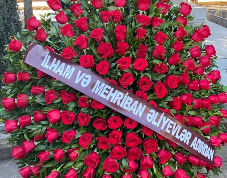 Prezident və birinci xanım Qənirə Paşayevanın məzarına əklil göndərdi Prezident və birinci xanım Qənirə Paşayevanın məzarına əklil göndərdi