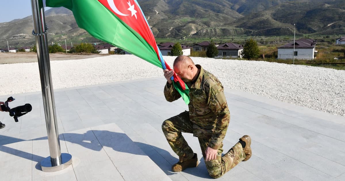 Prezident İlham Əliyev Xocalı şəhərində və Əsgəran qəsəbəsində Azərbaycan Respublikasının Dövlət Bayrağını ucaldıb – FOTO Prezident İlham Əliyev Xocalı şəhərində və Əsgəran qəsəbəsində Azərbaycan Respublikasının Dövlət Bayrağını ucaldıb – FOTO