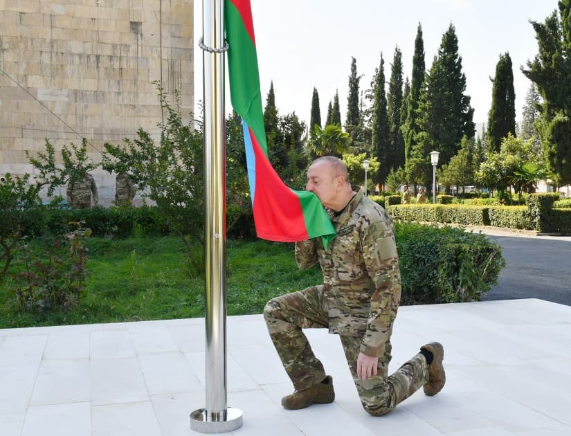 İlham Əliyev Ağdərə şəhərində Azərbaycan Respublikasının Dövlət Bayrağını ucaldıb – FOTO İlham Əliyev Ağdərə şəhərində Azərbaycan Respublikasının Dövlət Bayrağını ucaldıb – FOTO