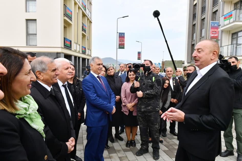 Prezident Füzuliyə köçən sakinlərlə görüşdü – FOTO – YENİLƏNİB Prezident Füzuliyə köçən sakinlərlə görüşdü – FOTO – YENİLƏNİB
