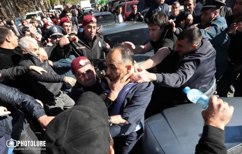 Şahramanyan polis şöbəsinə APARILDI Şahramanyan polis şöbəsinə APARILDI
