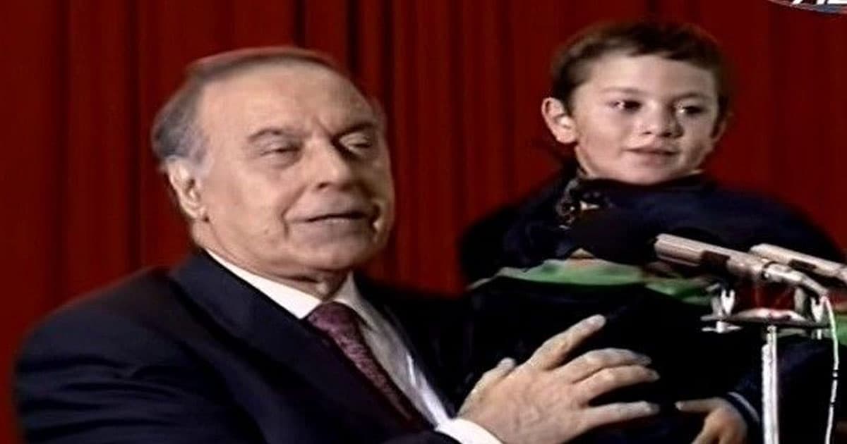 Heydər Əliyevin qucağındakı bu uşaq kimdir? – Məşhur futbolçu… – VİDEO Heydər Əliyevin qucağındakı bu uşaq kimdir? – Məşhur futbolçu… – VİDEO