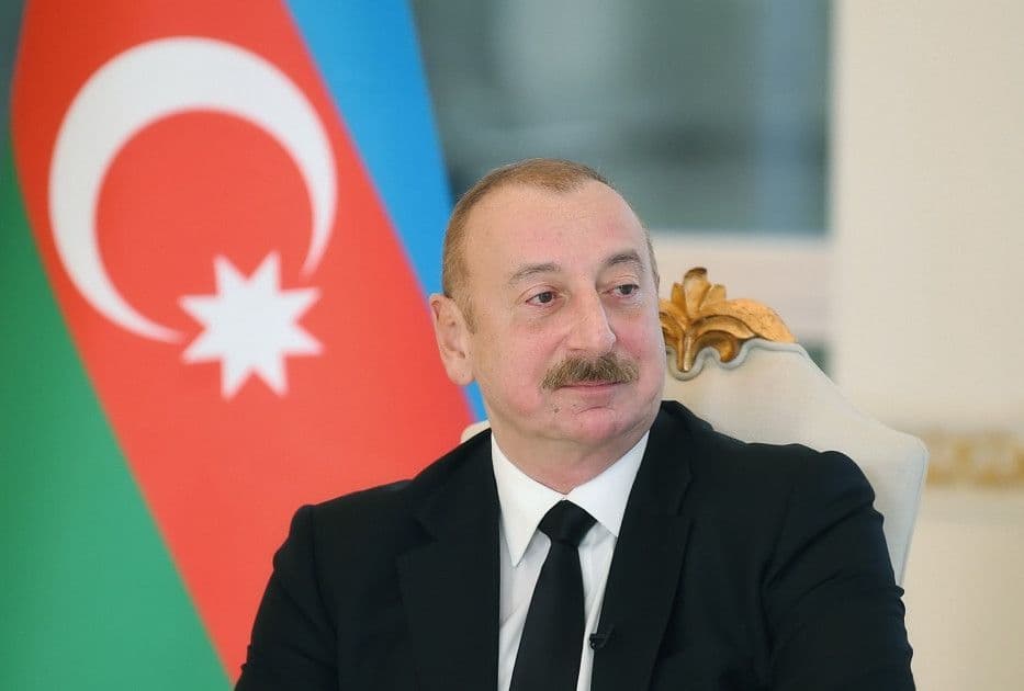 İlham Əliyev bu müəllimə maşın hədiyyə etdi – FOTO İlham Əliyev bu müəllimə maşın hədiyyə etdi – FOTO