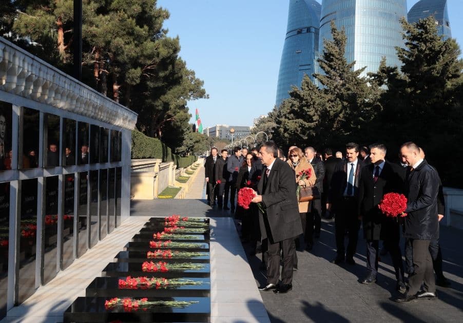 Türkiyəli nazir Şəhidlər xiyabanında – FOTO Türkiyəli nazir Şəhidlər xiyabanında – FOTO