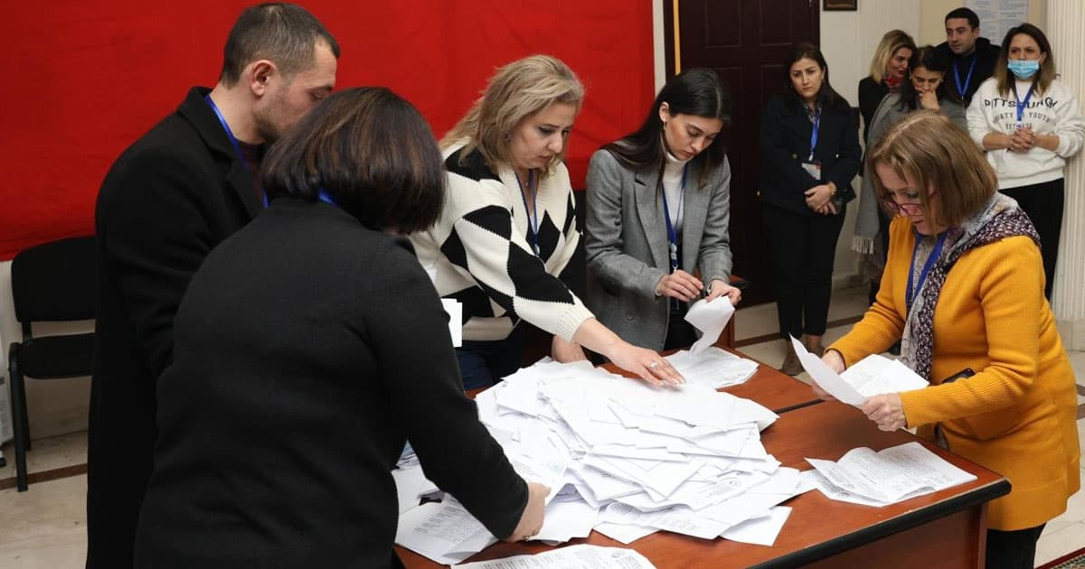 Prezident seçkiləri ilə bağlı bülletenlərin sayılmasına başlanılıb Prezident seçkiləri ilə bağlı bülletenlərin sayılmasına başlanılıb