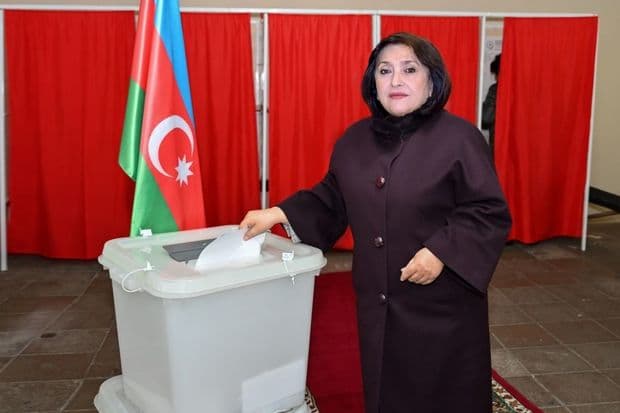 Milli Məclisin sədri Sahibə Qafarova səs verib Milli Məclisin sədri Sahibə Qafarova səs verib