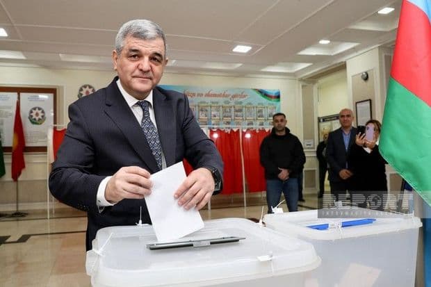 Prezidentliyə namizəd Fazil Mustafa səs verib – FOTO Prezidentliyə namizəd Fazil Mustafa səs verib – FOTO