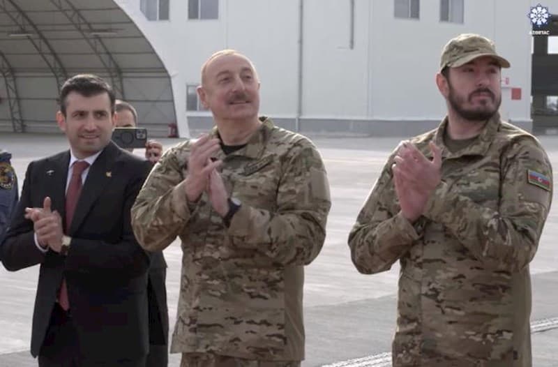 Prezidentlə oğlu Akıncı hücum PUA-larının uçuşunu izlədi – VİDEO Prezidentlə oğlu Akıncı hücum PUA-larının uçuşunu izlədi – VİDEO