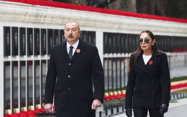 İlham Əliyev xanımı ilə Şəhidlər xiyabanında İlham Əliyev xanımı ilə Şəhidlər xiyabanında