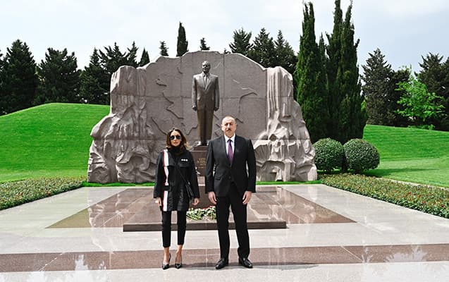Prezidentlə xanımı Heydər Əliyevin məzarını ziyarət etdilər Prezidentlə xanımı Heydər Əliyevin məzarını ziyarət etdilər