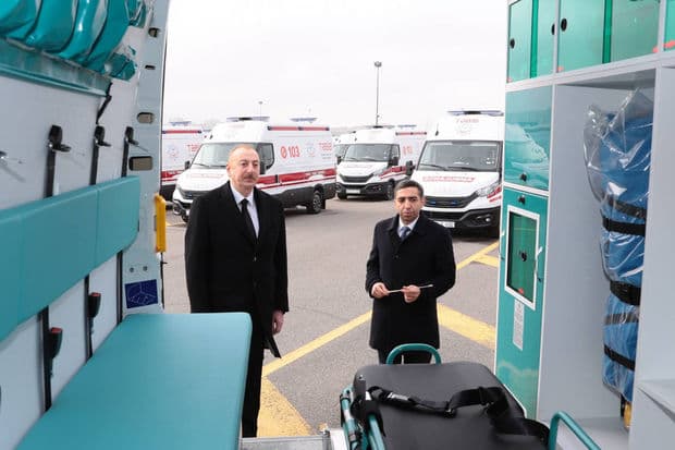 Prezident müasir təcili tibbi yardım maşınları ilə tanış oldu – FOTOLAR Prezident müasir təcili tibbi yardım maşınları ilə tanış oldu – FOTOLAR