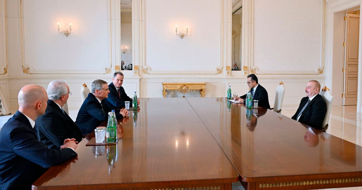 Prezident İlham Əliyev ABŞ-nin Mormon Kilsəsinin və Stirlinq Fondunun nümayəndələrini qəbul edib – FOTO Prezident İlham Əliyev ABŞ-nin Mormon Kilsəsinin və Stirlinq Fondunun nümayəndələrini qəbul edib – FOTO
