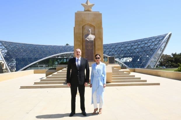İlham Əliyev və Mehriban Əliyeva Həzi Aslanovun məzarını ziyarət ediblər İlham Əliyev və Mehriban Əliyeva Həzi Aslanovun məzarını ziyarət ediblər