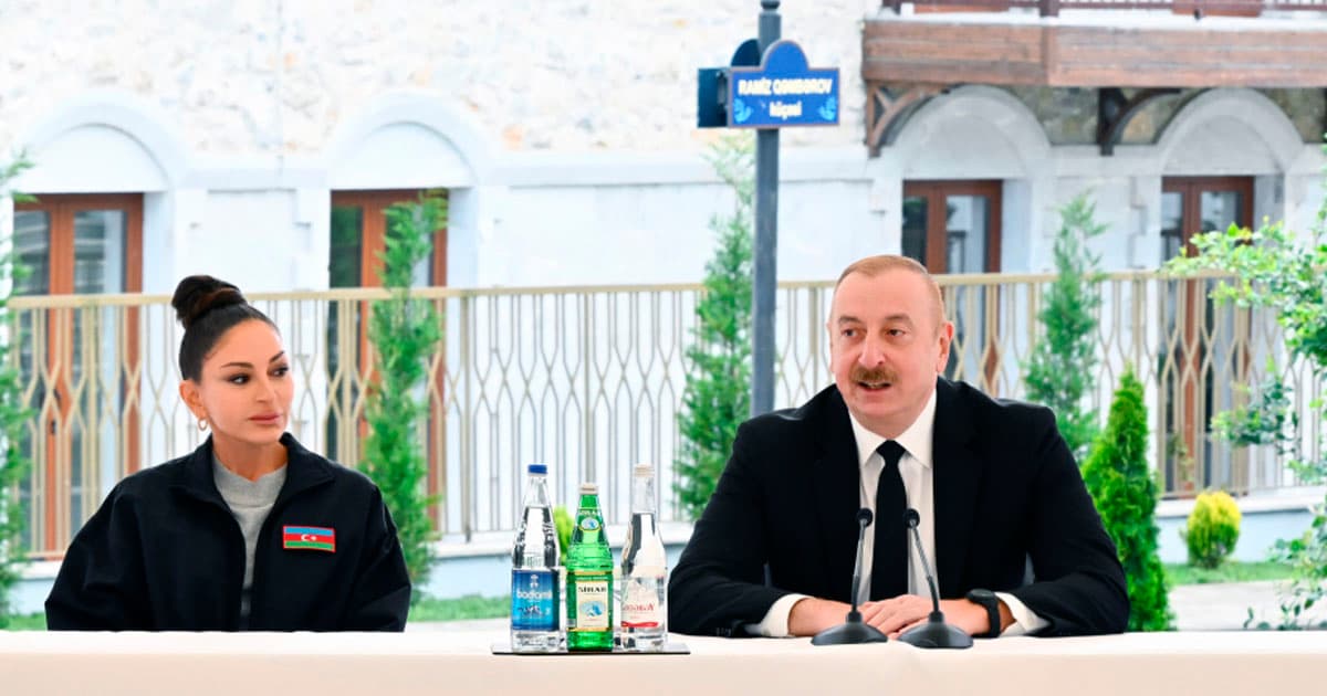 Prezident İlham Əliyev doğma yurda qayıdış münasibətilə şuşalıları təbrik edib Prezident İlham Əliyev doğma yurda qayıdış münasibətilə şuşalıları təbrik edib