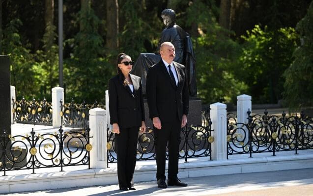Prezident və birinci xanım Heydər Əliyevin məzarını ziyarət etdi – FOTO Prezident və birinci xanım Heydər Əliyevin məzarını ziyarət etdi – FOTO