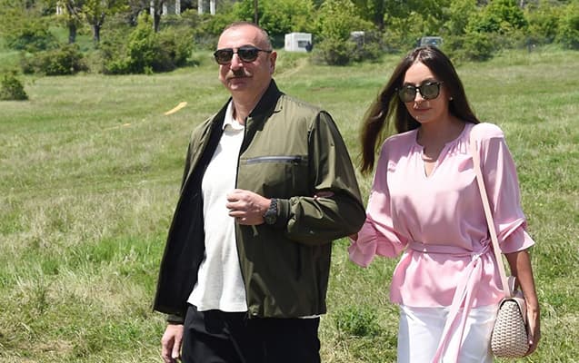 Prezidentlə xanımı “Xarıbülbül” Festivalının açılışında Prezidentlə xanımı “Xarıbülbül” Festivalının açılışında