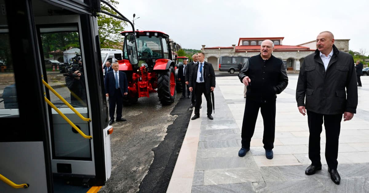Azərbaycan ilə Belarusun birgə istehsalı olan avtobusa və Belarus Prezidentinin hədiyyə etdiyi traktorlara baxış keçirilib – FOTO Azərbaycan ilə Belarusun birgə istehsalı olan avtobusa və Belarus Prezidentinin hədiyyə etdiyi traktorlara baxış keçirilib – FOTO