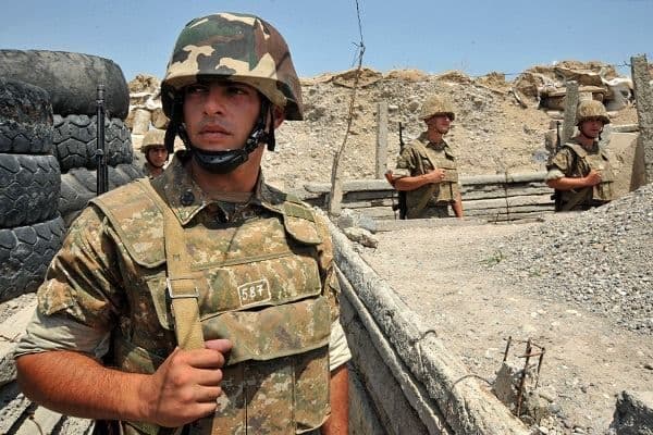 Erməni hərbçi “Azərbaycan” yazısını belə “qoruyur” – Foto Erməni hərbçi “Azərbaycan” yazısını belə “qoruyur” – Foto