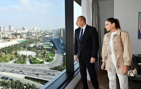 İlham Əliyevlə xanımı “Crescent Mall”un açılışında – Yenilənib İlham Əliyevlə xanımı “Crescent Mall”un açılışında – Yenilənib