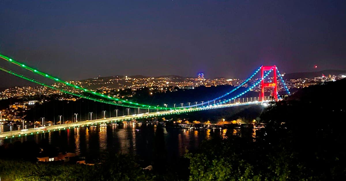 İstanbul körpüləri Azərbaycan bayrağının rəngləri ilə işıqlandırılıb – FOTO İstanbul körpüləri Azərbaycan bayrağının rəngləri ilə işıqlandırılıb – FOTO