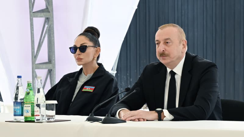 İlham Əliyev və Mehriban Əliyeva Xocalı şəhərinə köçən sakinlərlə görüşdü İlham Əliyev və Mehriban Əliyeva Xocalı şəhərinə köçən sakinlərlə görüşdü