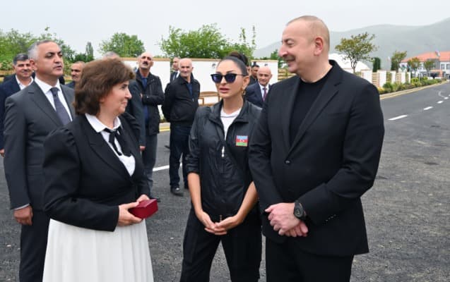 Prezident Xocalıda evləri bir-bir gəzdi – Video Prezident Xocalıda evləri bir-bir gəzdi – Video