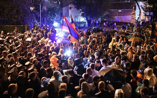 İrəvanda etirazçılar mərkəzi prospekti bağladı İrəvanda etirazçılar mərkəzi prospekti bağladı