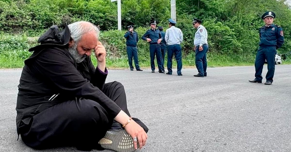 Baqrat meydanda tək qalır – kilsə ondan üz döndərir – ANALİZ Baqrat meydanda tək qalır – kilsə ondan üz döndərir – ANALİZ
