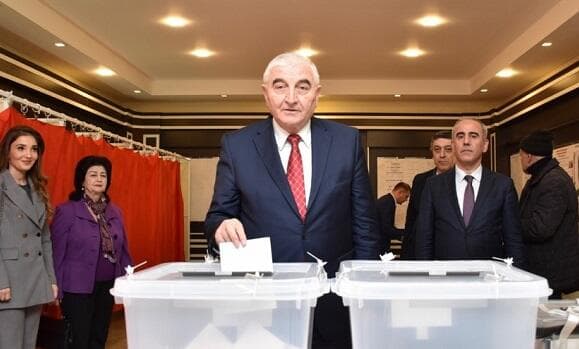 Seçki başlayır: Hamı hazırlaşır, yalnız bir partiya… Seçki başlayır: Hamı hazırlaşır, yalnız bir partiya…